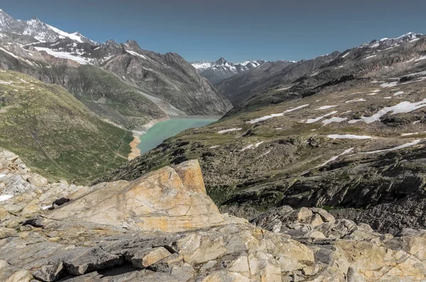 Embalse de montaña en los Alpes suizos —  Fotos de Stock