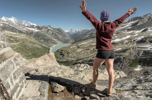 Mujer excursionista levantó las manos celebrando la subida exitosa a —  Fotos de Stock