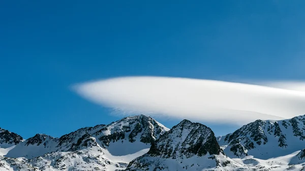 Hemel in vorm van Ufo boven de bergen — Gratis stockfoto