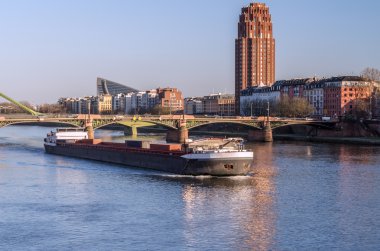 Köprünün altından gün batımında gemi