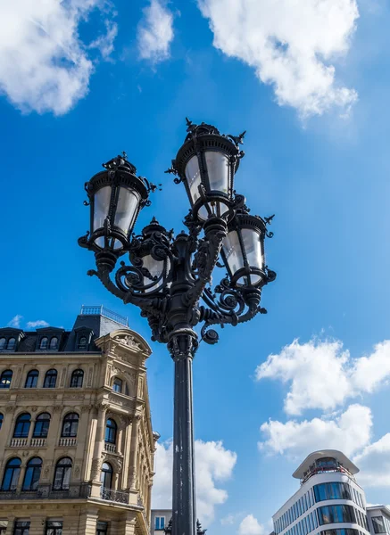 Linterna decorada calle vieja — Foto de stock gratis