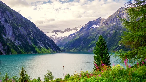 Lago e montagne al tempo nuvoloso — Foto stock gratuita