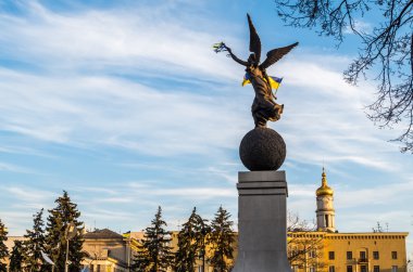 Ukraynalı anıt bayrak ile