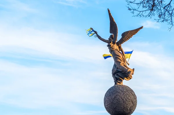 Monumento de la mujer con bandera de Ucrania — Foto de Stock