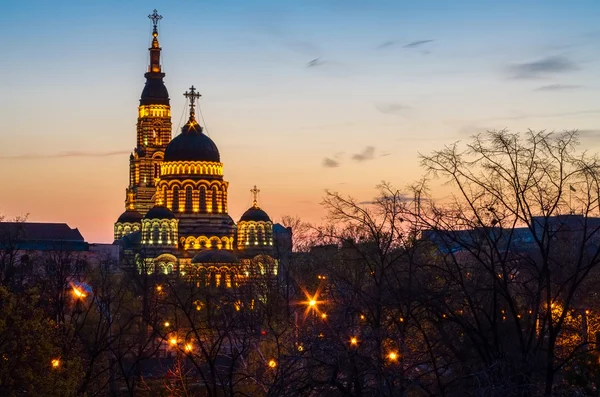 Eglise cathédrale à Kharkiv, Ukraine au coucher du soleil avec des lumières — Photo