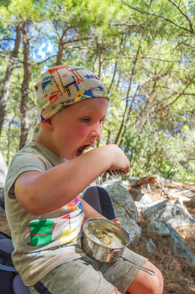 Μικρό αγόρι φάτε δημητριακά υπαίθρια το καλοκαίρι — Φωτογραφία Αρχείου