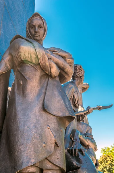 Védekező anya-gyermek a háború emléke. Ukrajna-szimbólum — Stock Fotó