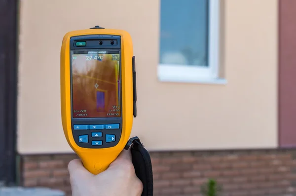 Hombre inspeccionar ventana de la casa con cámara de imágenes térmicas — Foto de Stock