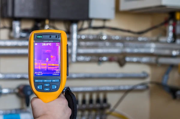 Thermische imaging inspectie van warmte systeem met buizen in house — Stockfoto