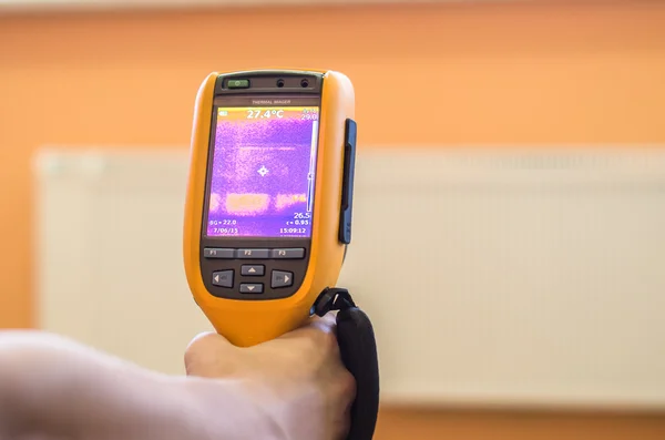 Thermal imaging inspection of radiator at room — Stock Photo, Image