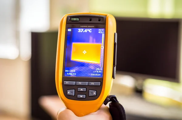 Monitor inspection with thermal camera — Stock Photo, Image