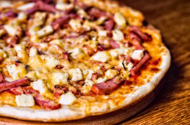 Jambon ve cheeze ahşap arka plan üzerinde pizza