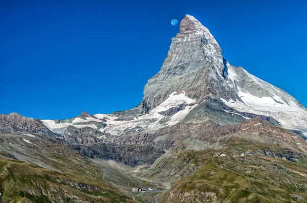 Luna sobre Matterhorn, Pennine Alps, Suiza, Europa — Foto de Stock