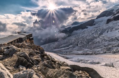 Alp rifugio ile buzul üzerinde güzel gün batımı