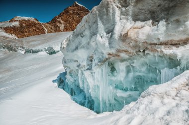 Blue Ice ile dağlarda buzul crack