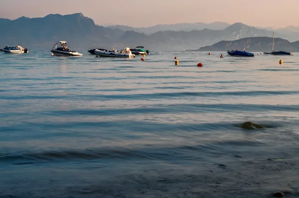 Horisont Dağları ile denizde tekneler