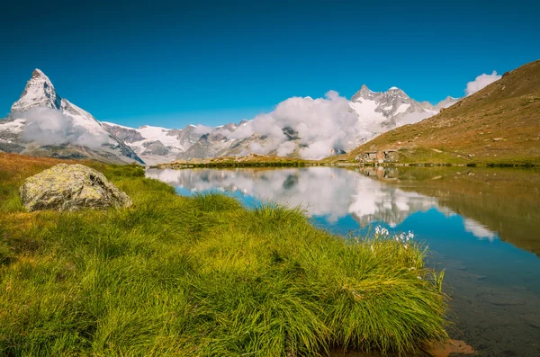 Lago en los Alpes cerca de Mattehorn —  Fotos de Stock