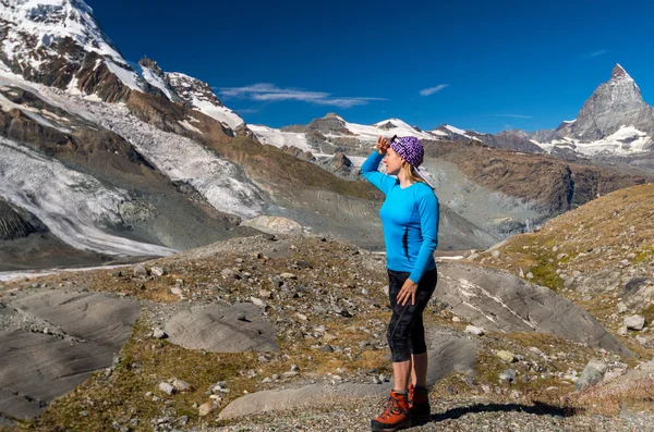 Kadın uzun yürüyüşe çıkan kimse Glacier adlı arıyorum. Swiss, Matterhorn