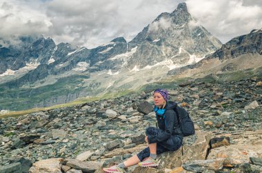Sırt çantasında dağ doğa ile macera kadının yanına Chervino