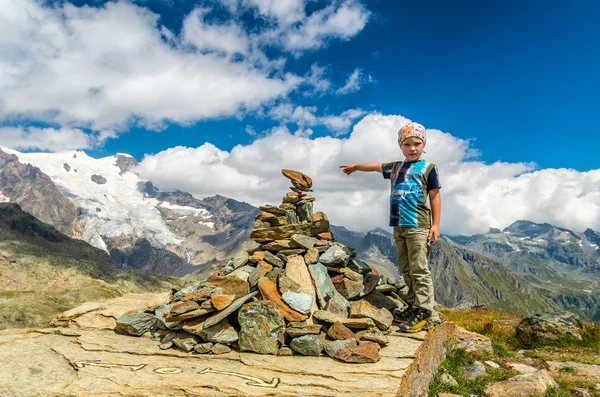 Menino apontando a geleira em Alps, Itália — Fotografia de Stock