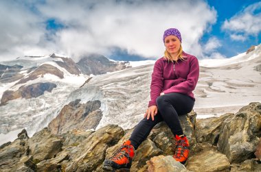 Buzul Alpleri'nde önünde oturan çekici kız