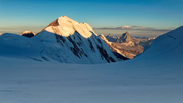 Panorama del amanecer en el glaciar Monte rosa con Lyskamm — Foto de Stock