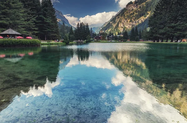 Lago en alp village, Italia —  Fotos de Stock