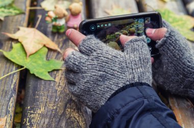 Adam alarak resim onun smartphone cep telefonu ile sonbaharın