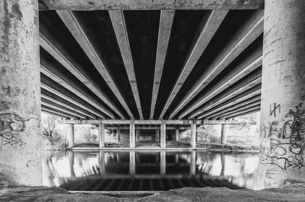 Perspektive der Konstruktion unter der Brücke — Stockfoto