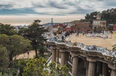 Avuç içi Park Guell, Barselona, İspanya, bulutlu kare