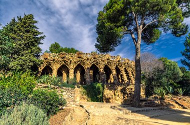 Sütunlar, kemerler ve bitki örtüsü Park Guell, Barcelona, İspanya