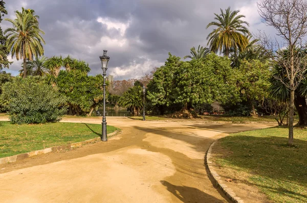 Schöner landschaftlicher park in barcelona — Stockfoto