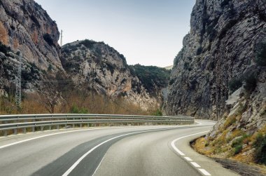 İspanya dağlarında yol bend
