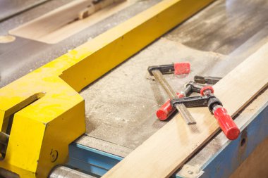 Marangoz aletleri masanın üstünde.