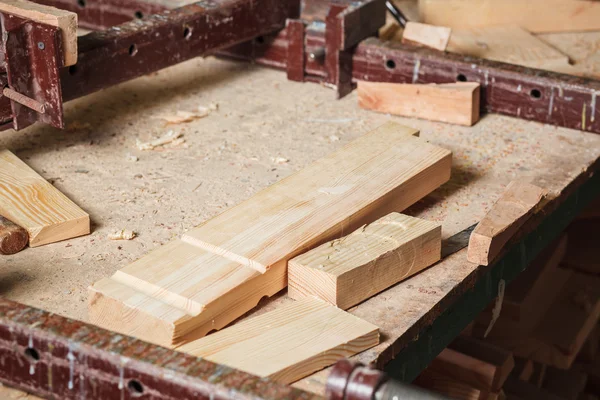 Деревянные заготовки на столе Плотник — стоковое фото