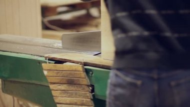 Makine marangoz çalışır