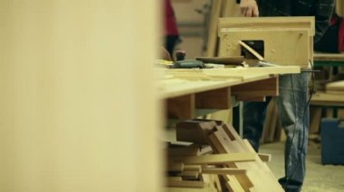 iş yerinde bir marangoz