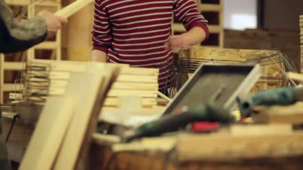 Timmerman op werk elektrisch gereedschap — Stockvideo