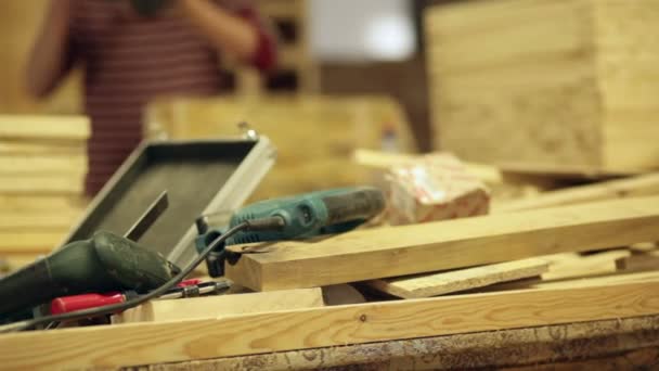 Carpintero en el trabajo herramientas eléctricas — Vídeos de Stock