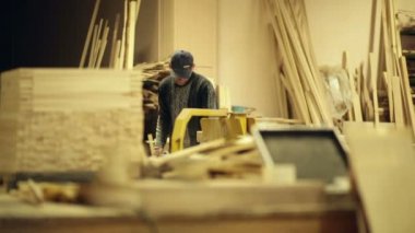 iş yerinde genç marangoz