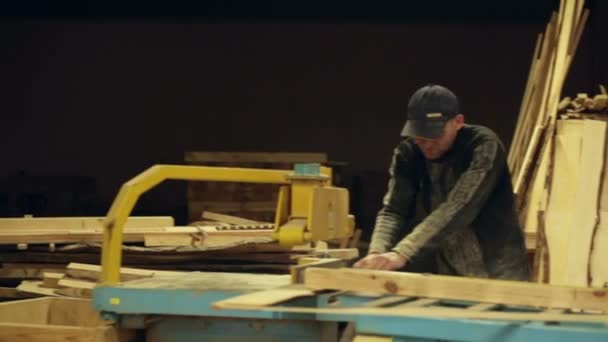 Carpintero en el trabajo — Vídeos de Stock