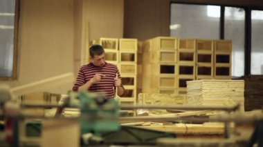 iş yerinde bir marangoz