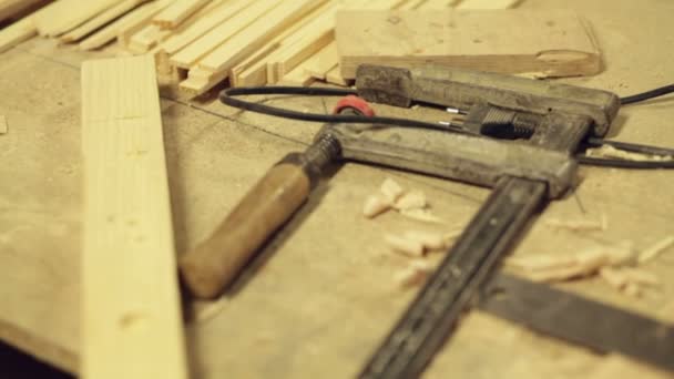 Плотник за работой — стоковое видео