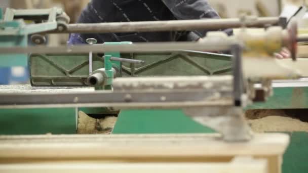 Herstellung von Tischlerarbeiten in der Werkstatt — Stockvideo