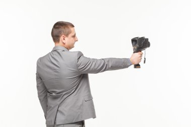 El araba tamircisi bir anahtar ile. Arka plan üzerinde izole