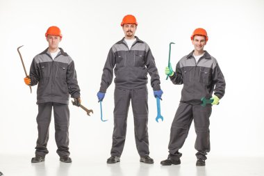 Sanayi işçileri grubudur. Beyaz arka plan üzerinde izole