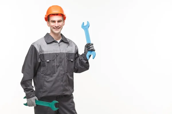 Homem segurando chave isolada no fundo branco — Fotografia de Stock