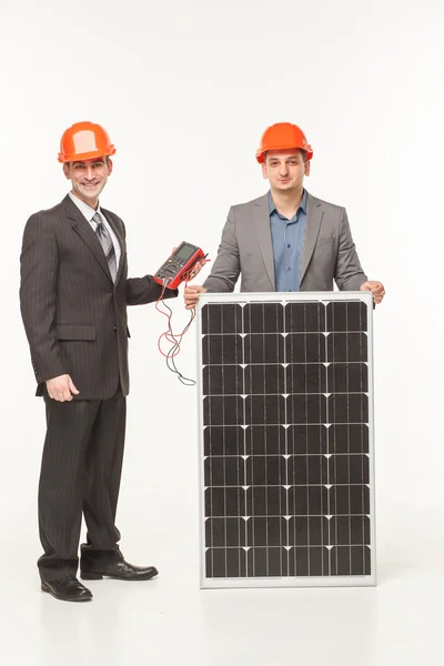Mannen permanent met solar batterij — Stockfoto