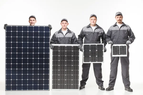 Team dat werkt met een scala aan zonnepanelen — Stockfoto