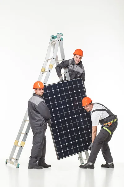 Alternatieve energie fotovoltaïsche zonnepanelen installeren — Stockfoto